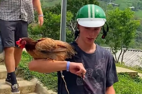 Khach Tay hai huoc om ga nhu dai bang tai Ha Giang hinh anh