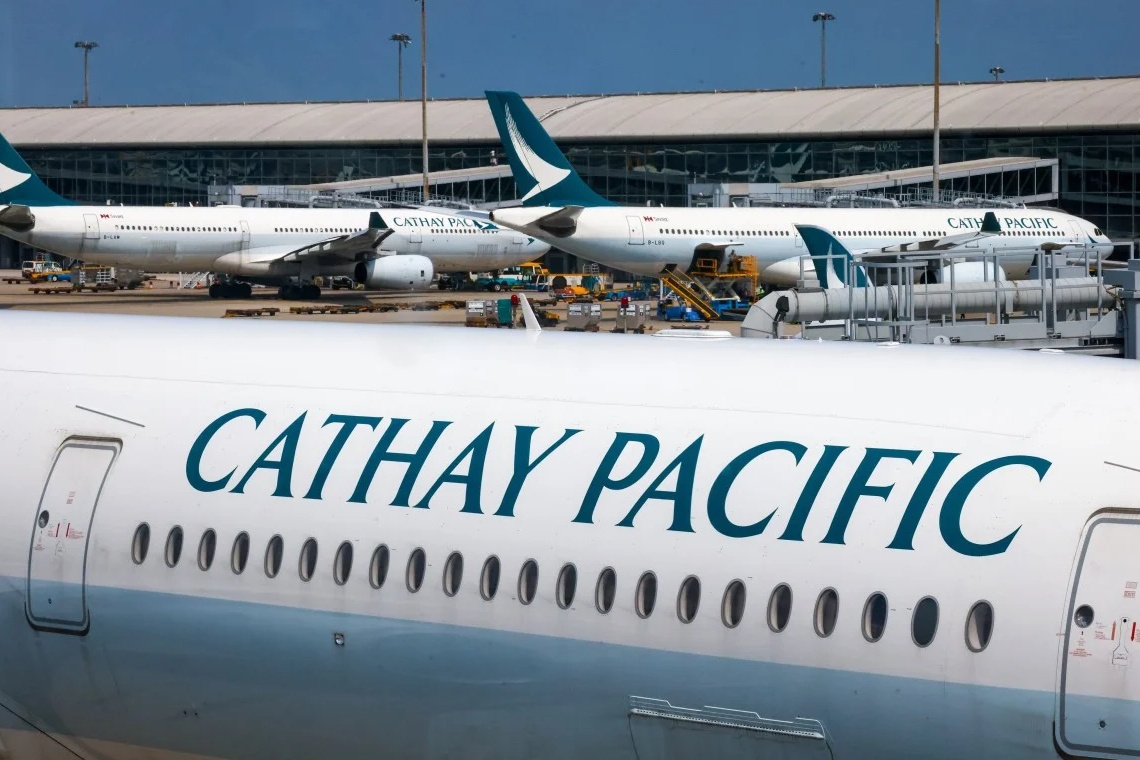 Tiep vien Hong Kong dua nham ruou cho khach thuong gia 3 tuoi hinh anh