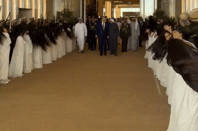 Màn múa tung tóc gây 'sốt' chào đón ông Trump tại UAE