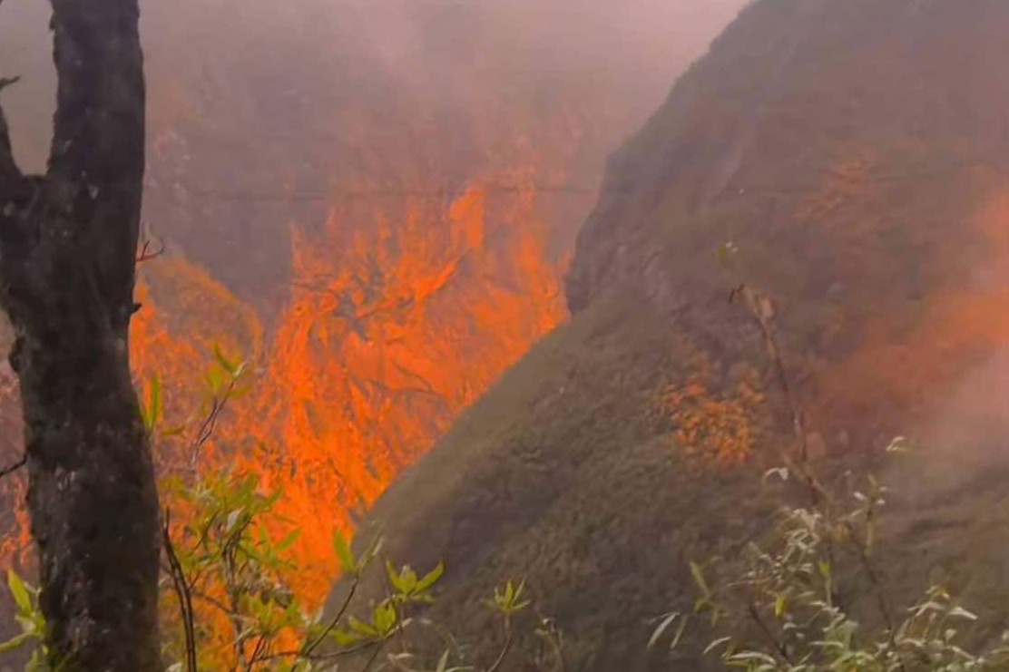 Canh binh minh do ruc 'ky ao' o nui Ngu Chi Son hinh anh