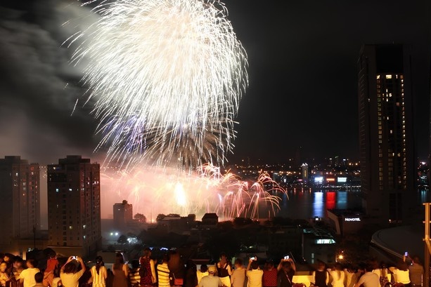 Dua nhau ban cho ngoi san thuong xem phao hoa Da Nang hinh anh