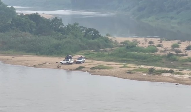 Oto mac ket giua song sau dem cam trai o Tuyen Quang hinh anh