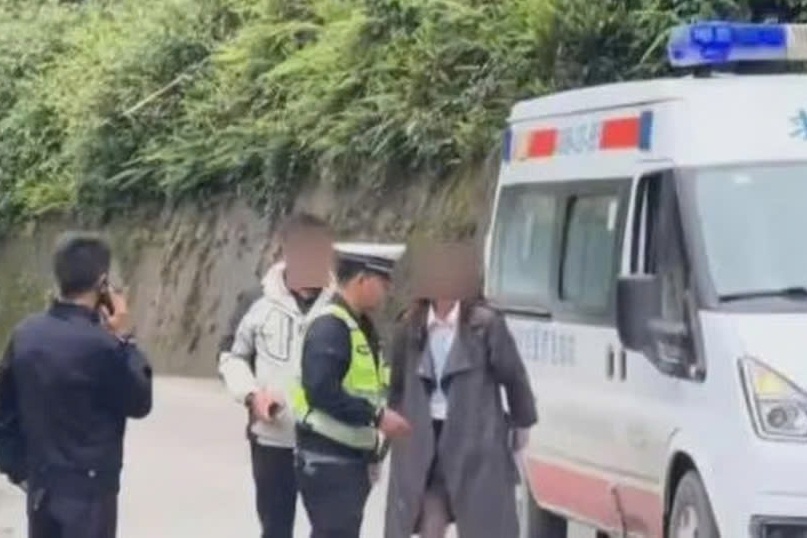 Xe cap cuu hu coi, cho khach du lich di chup anh o Trung Quoc hinh anh