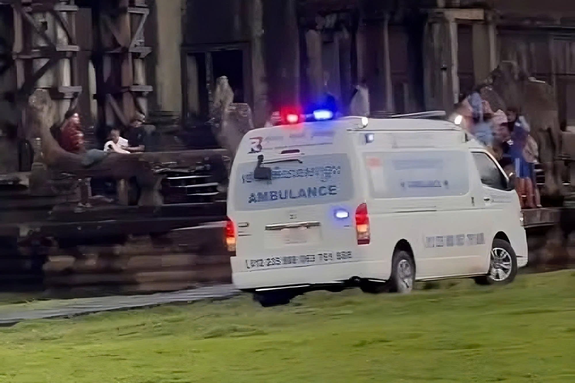 Set danh trung den Angkor Wat, 3 du khach thiet mang hinh anh