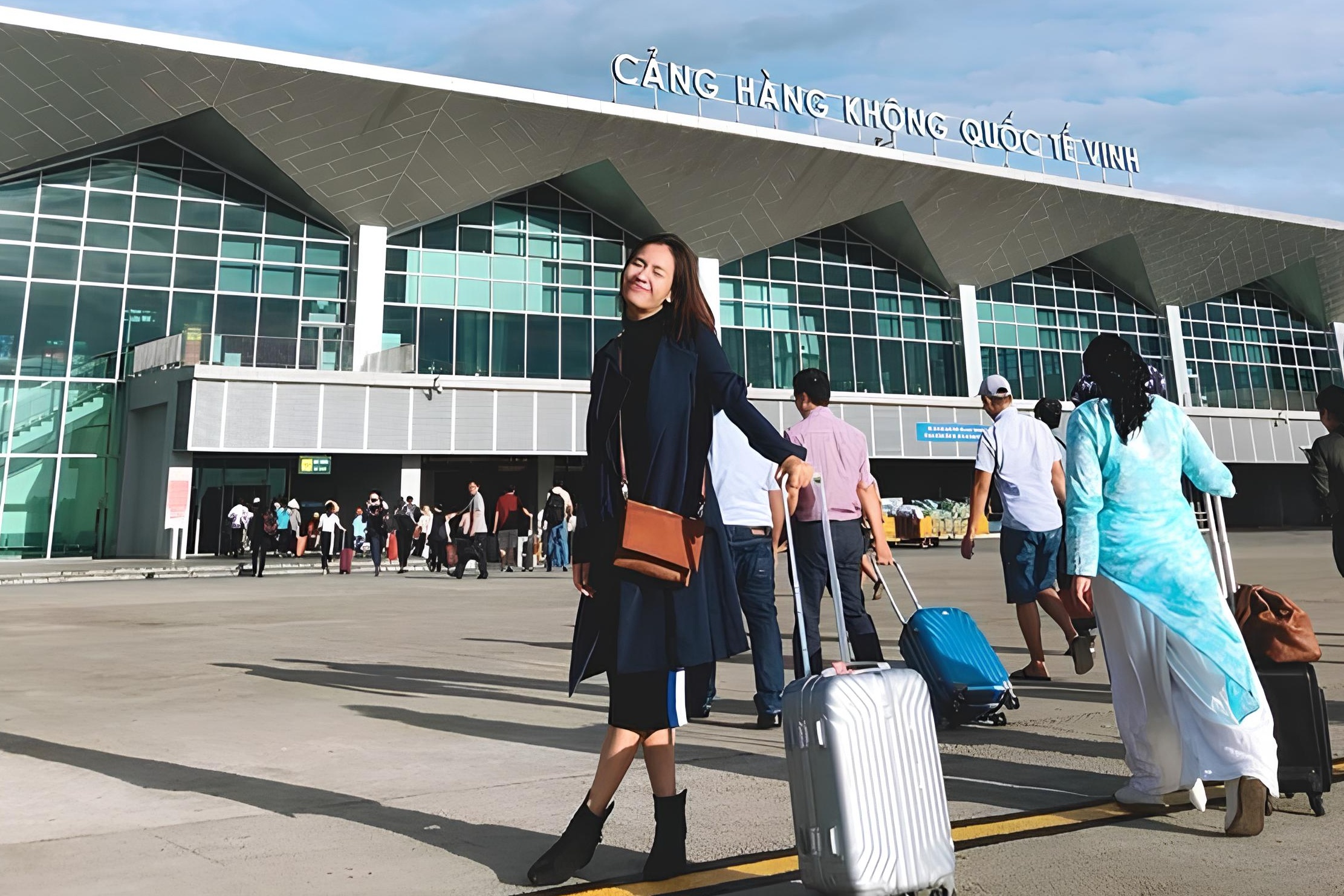 Xoay xo khi san bay Vinh dong cua hinh anh