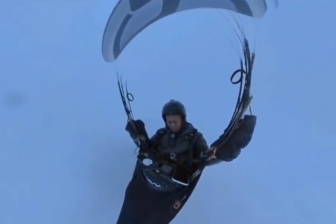 Can canh nguoi dan ong bi thoi bay den do cao hon 8.000 m khi choi du luon hinh anh