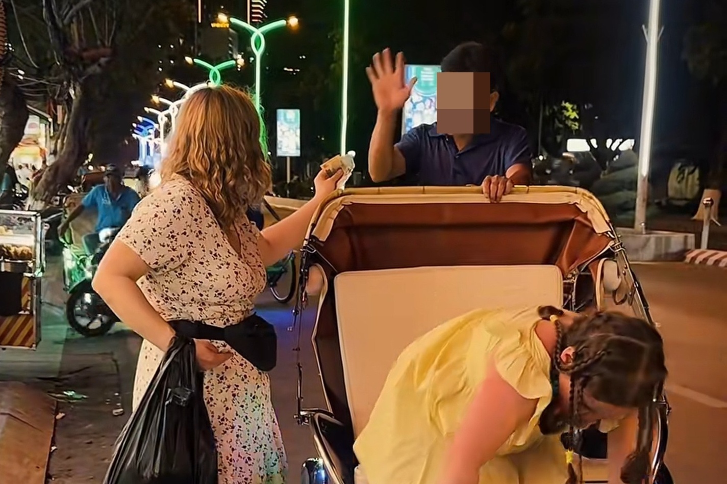 Tai xe xich lo giat tien o Nha Trang: Khach dua 5.000 dong hinh anh