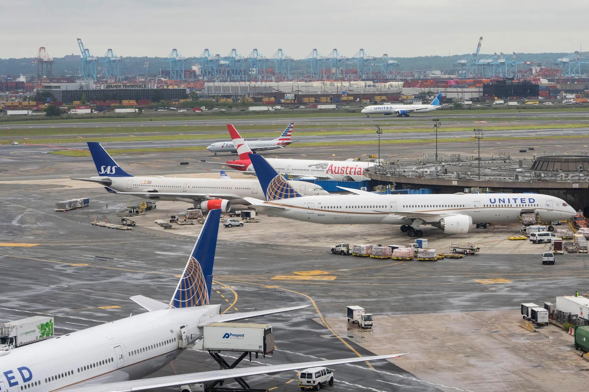 My han che thi thuc cong dan Lao hinh anh