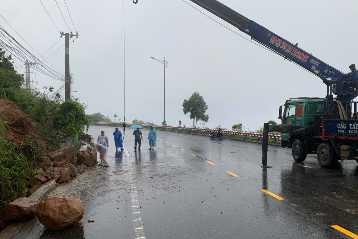 Tam dung don khach den ban dao Son Tra hinh anh