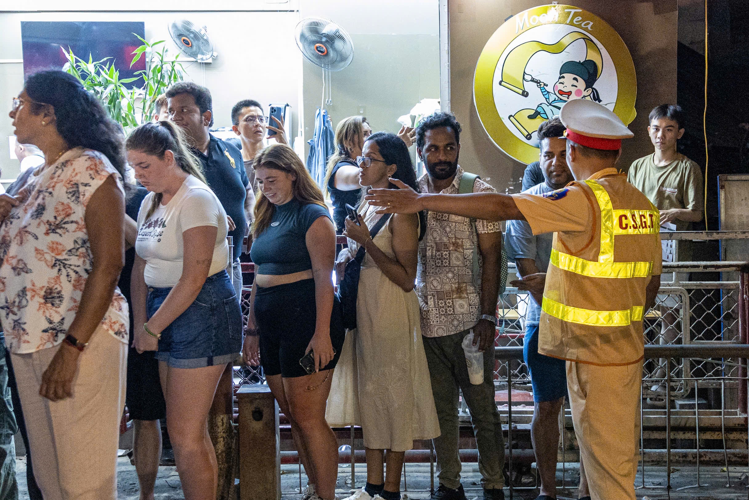 Moi hang tram khach Tay ra khoi pho duong tau Ha Noi hinh anh