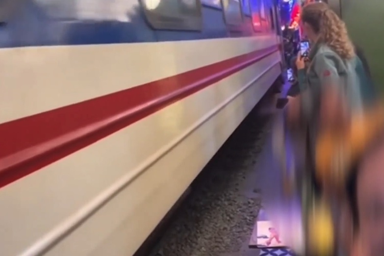 'Dung tim' voi canh khach Tay suyt bi can o pho ca phe duong tau Ha Noi hinh anh