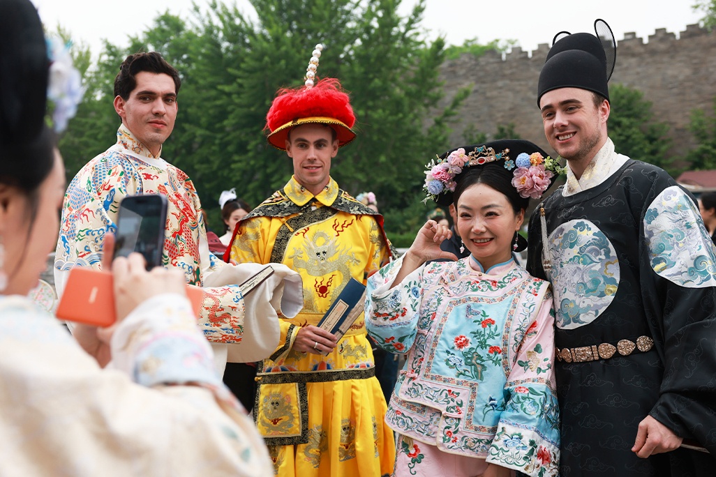 Khach Tay thich lam 'hoang thuong, quy phi' o Trung Quoc hinh anh