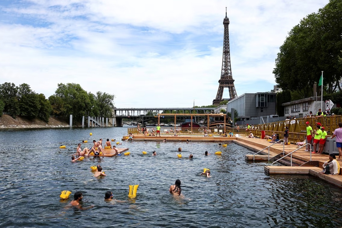 Khach so tieu chay, non mua khi duoc cho phep boi o song Seine hinh anh