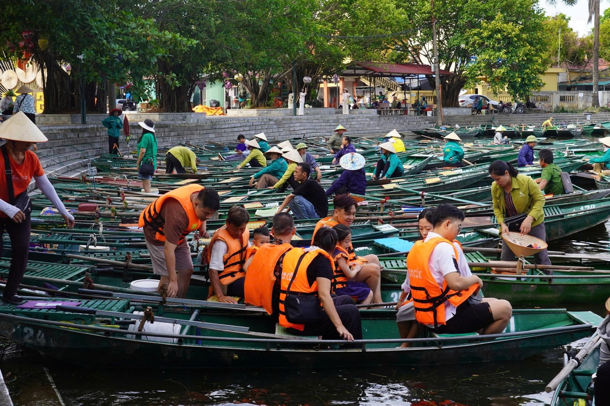 Thong tin moi vu khach 'mac ket, kiet suc' trong dong loc o Ninh Binh hinh anh