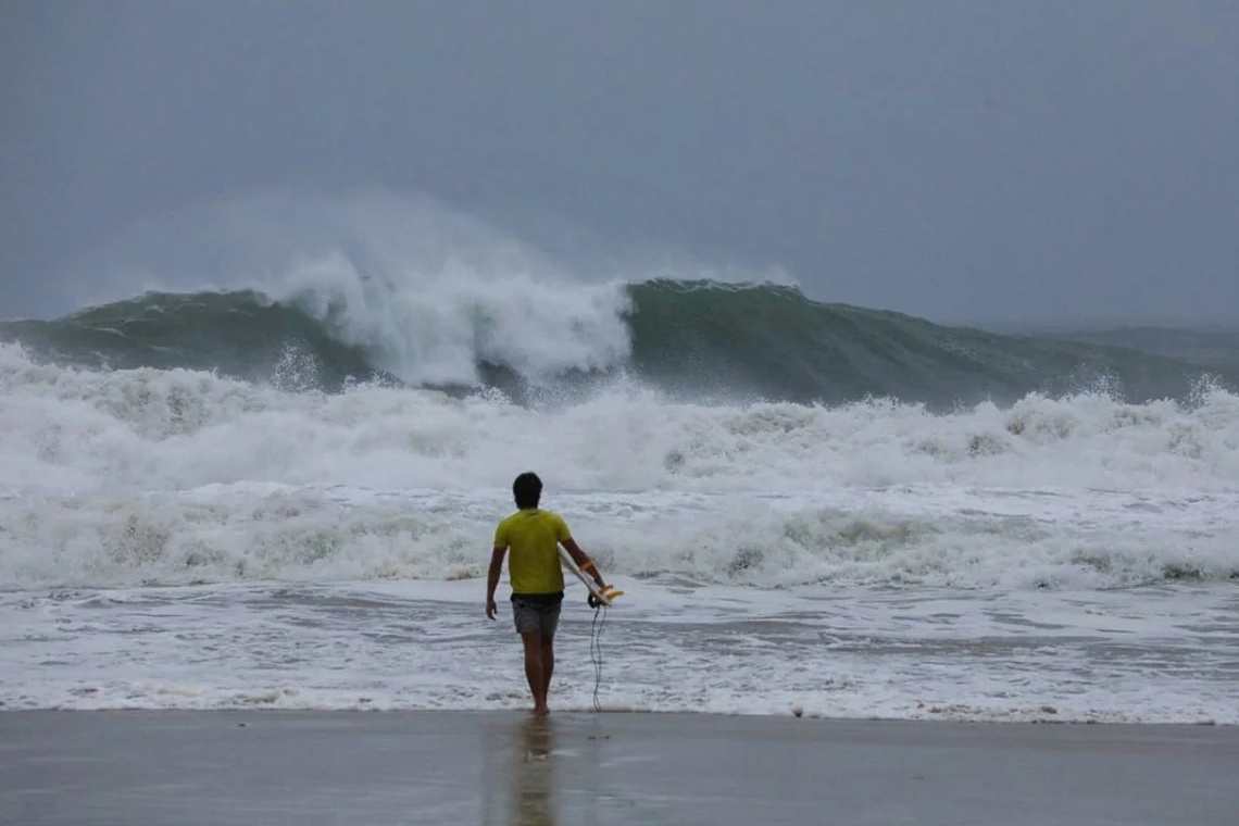 Luot song giua bao Wipha o Hong Kong hinh anh