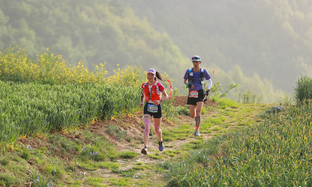 Dua nhau leo nui, loi bun giua nang nong cuc han o Trung Quoc hinh anh