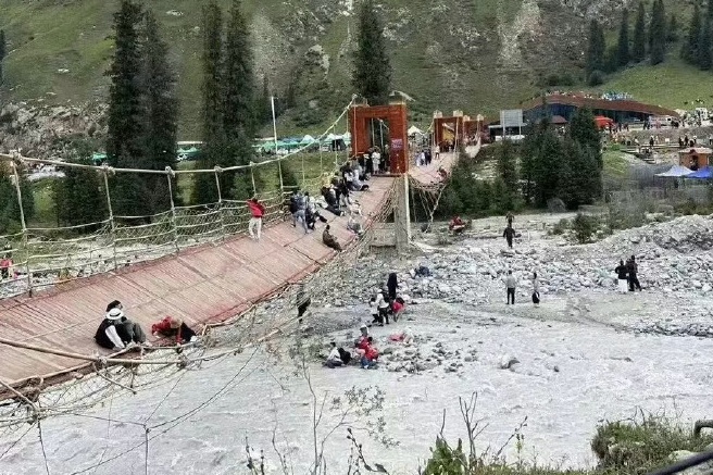 Cau du lich noi tieng o Tan Cuong dut cap, 5 nguoi thiet mang hinh anh