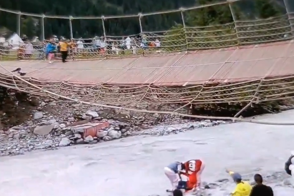 Can canh vu dut cap cau treo o khu thang canh Tan Cuong hinh anh