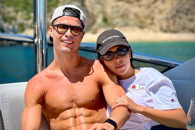 Nhung chuyen du lich 'sac mui tien' cua Ronaldo va vo sap cuoi hinh anh