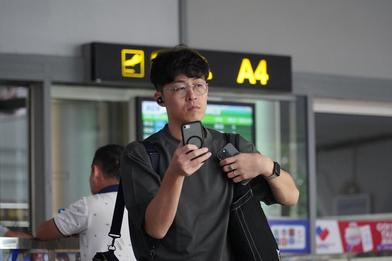 Luong khach ky luc dang do ve san bay Da Nang hinh anh