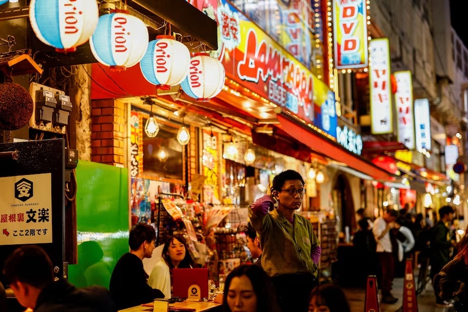 Khoan tien boa tu khach Tay khien nguoi Nhat boi roi hinh anh