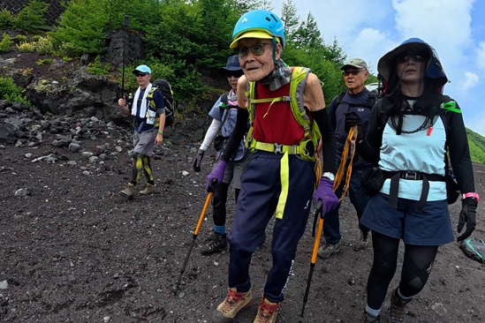 Ky luc cu ong 102 tuoi leo nui Phu Si hinh anh