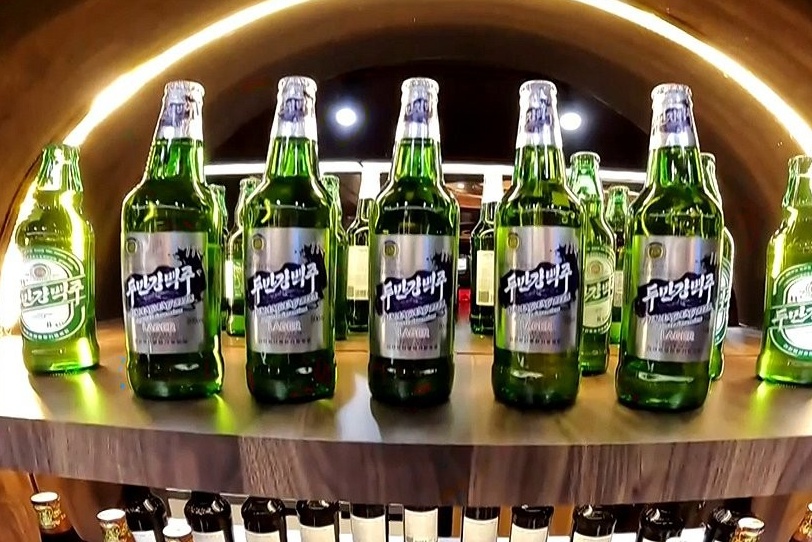 Trieu Tien mo quan bia hut khach Nga hinh anh