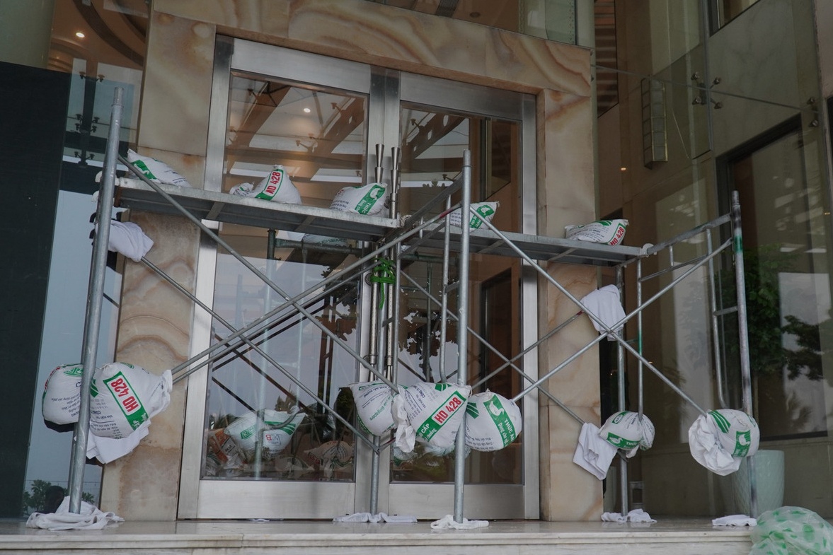 Khach san ven bien Da Nang bit cua kinh truoc bao hinh anh