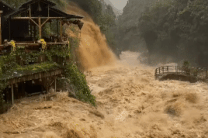 Canh lu cuon cuon quet qua ban du lich Sa Pa hinh anh