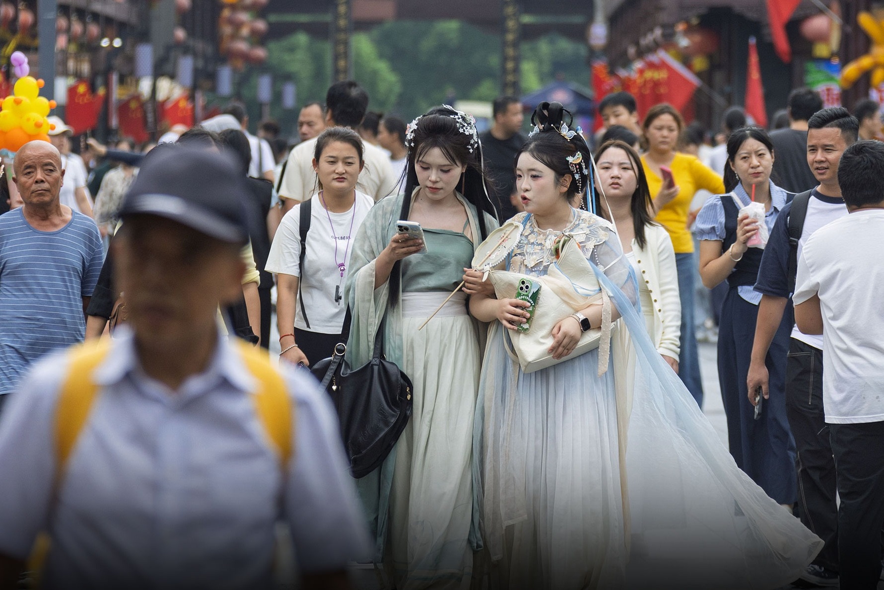 Thay gi tu 'tuan le vang' keo ty nguoi ra duong o Trung Quoc? hinh anh