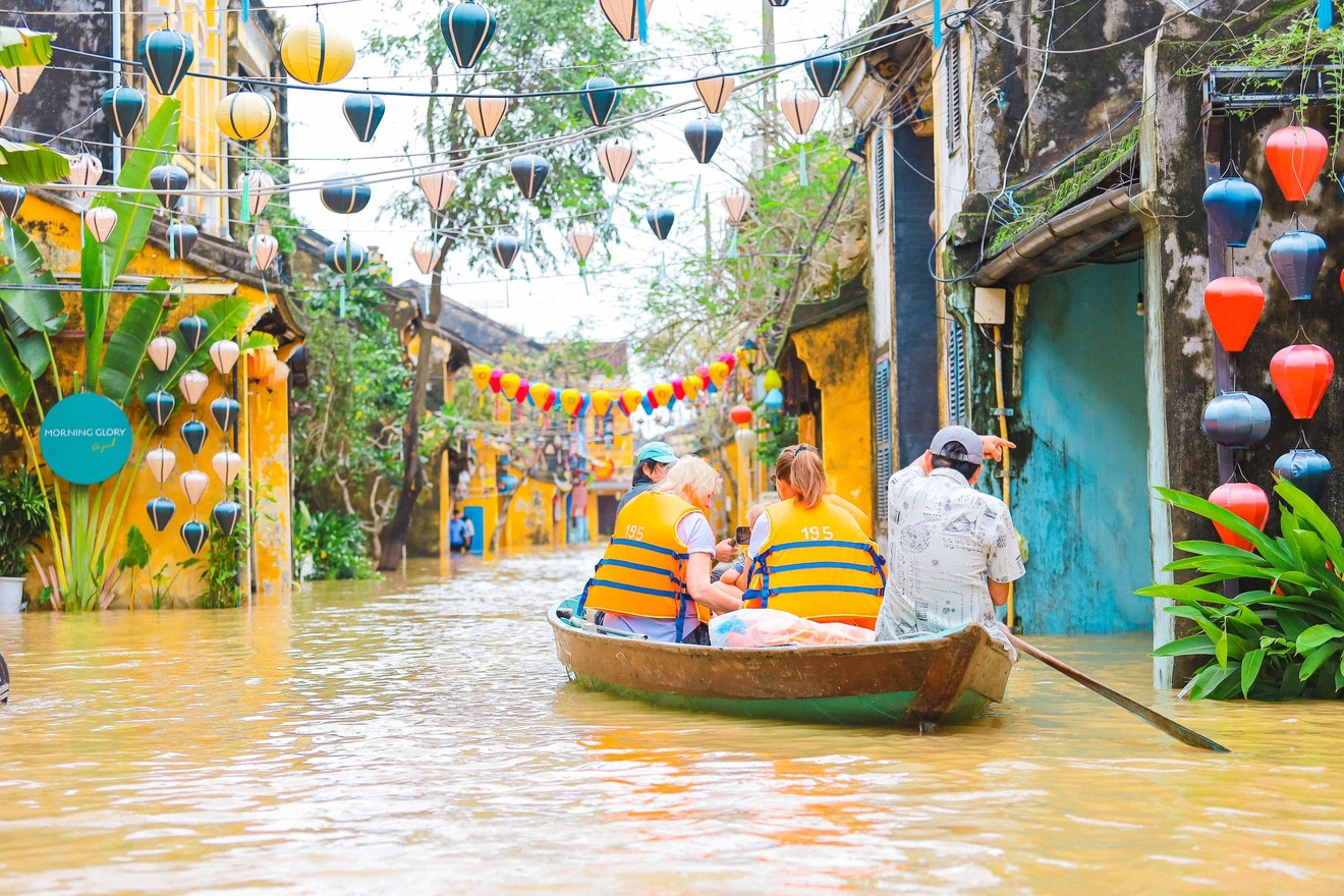 Du lich mua lu chi co o Viet Nam hinh anh