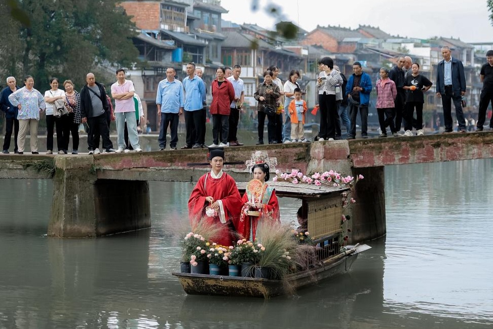 Trao luu du lich 'nen vo nen chong' tai Trung Quoc hinh anh