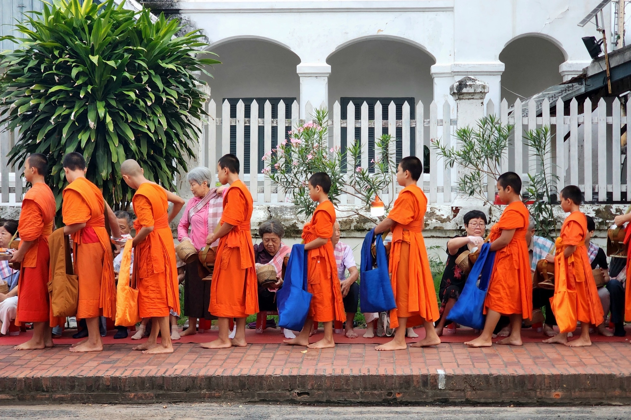 Du lich Lao huong loi gi tu duong sat cao toc noi tu Trung Quoc hinh anh