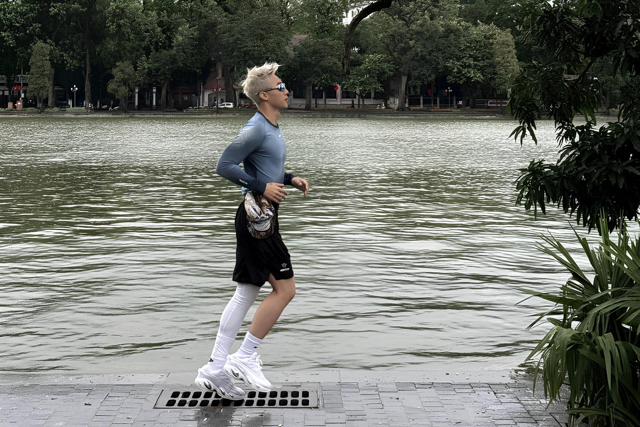 Son Tung M-TP chay bo o Ho Guom hinh anh