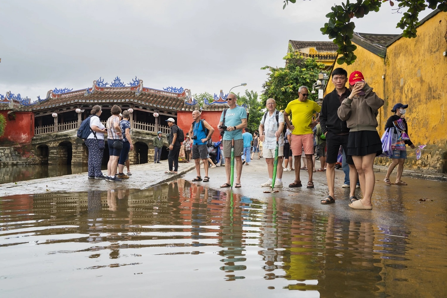Thay gi tu nhung du khach san sang den noi vua lu lut? hinh anh