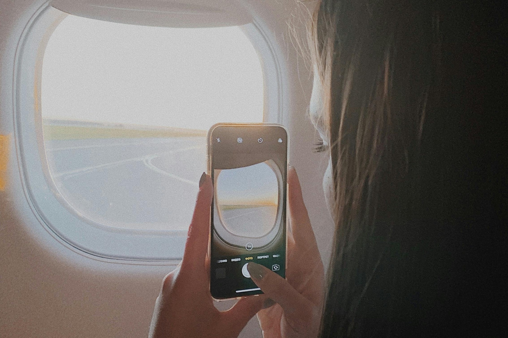 Tai sao cua so may bay bo tron? hinh anh