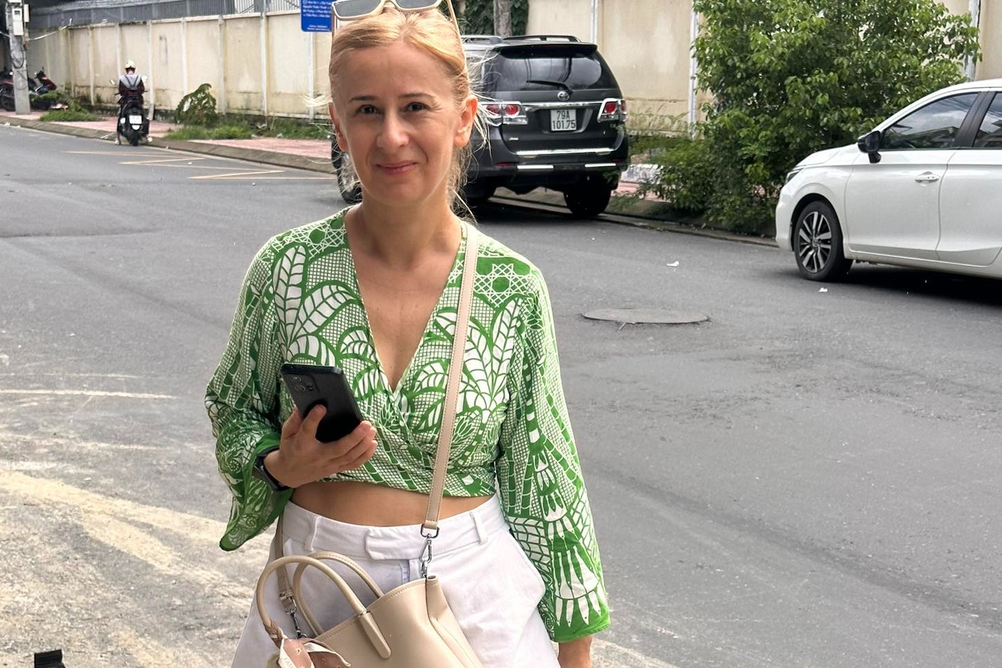 Du khach Nga xin gui do cuu tro o Nha Trang hinh anh