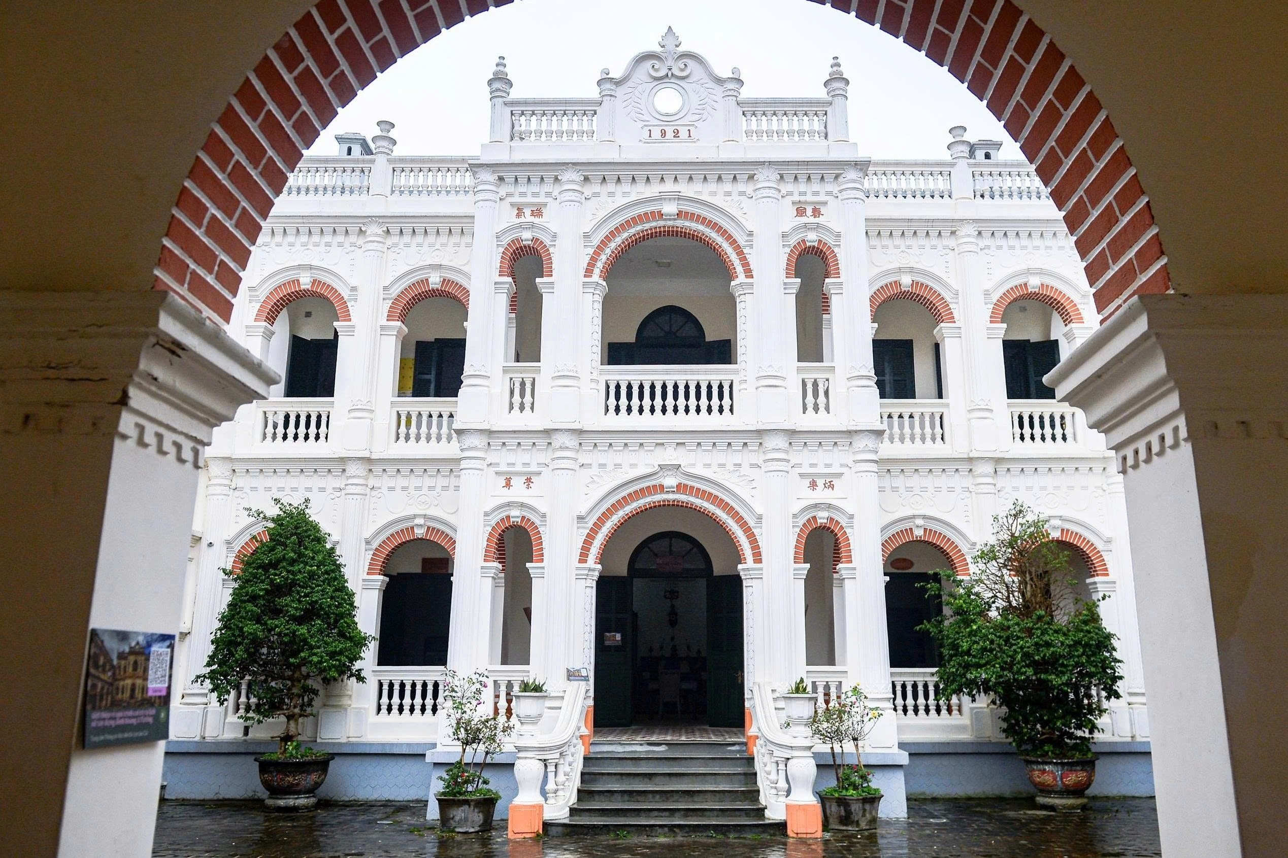 'Ao moi' cua dinh thu Vua Meo hinh anh