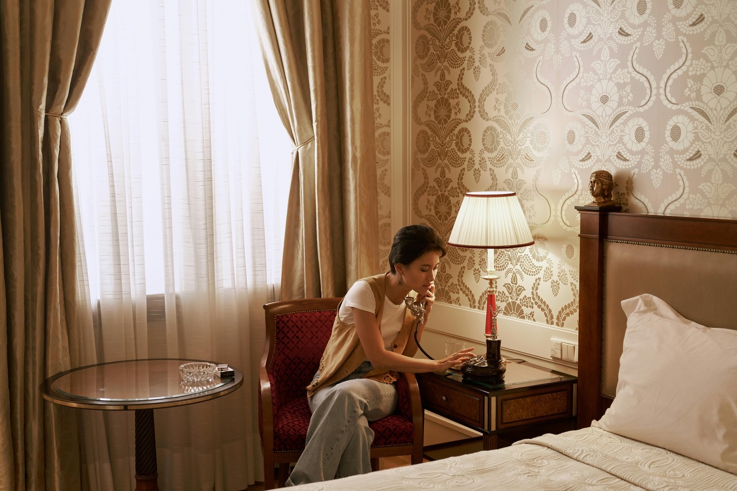 Thu sach nhat trong khach san hinh anh