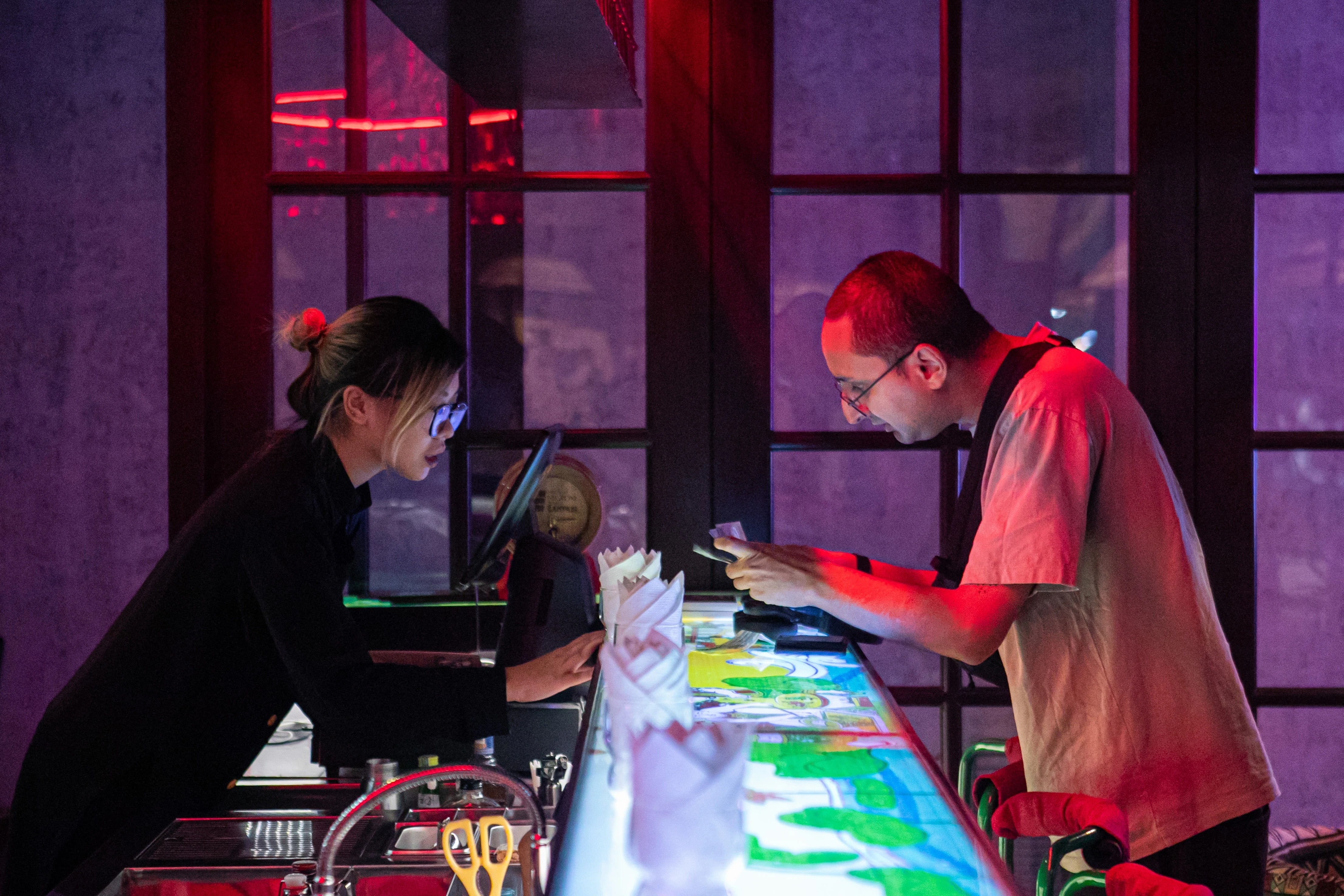 Cho ngoi te nhat trong nha hang hinh anh