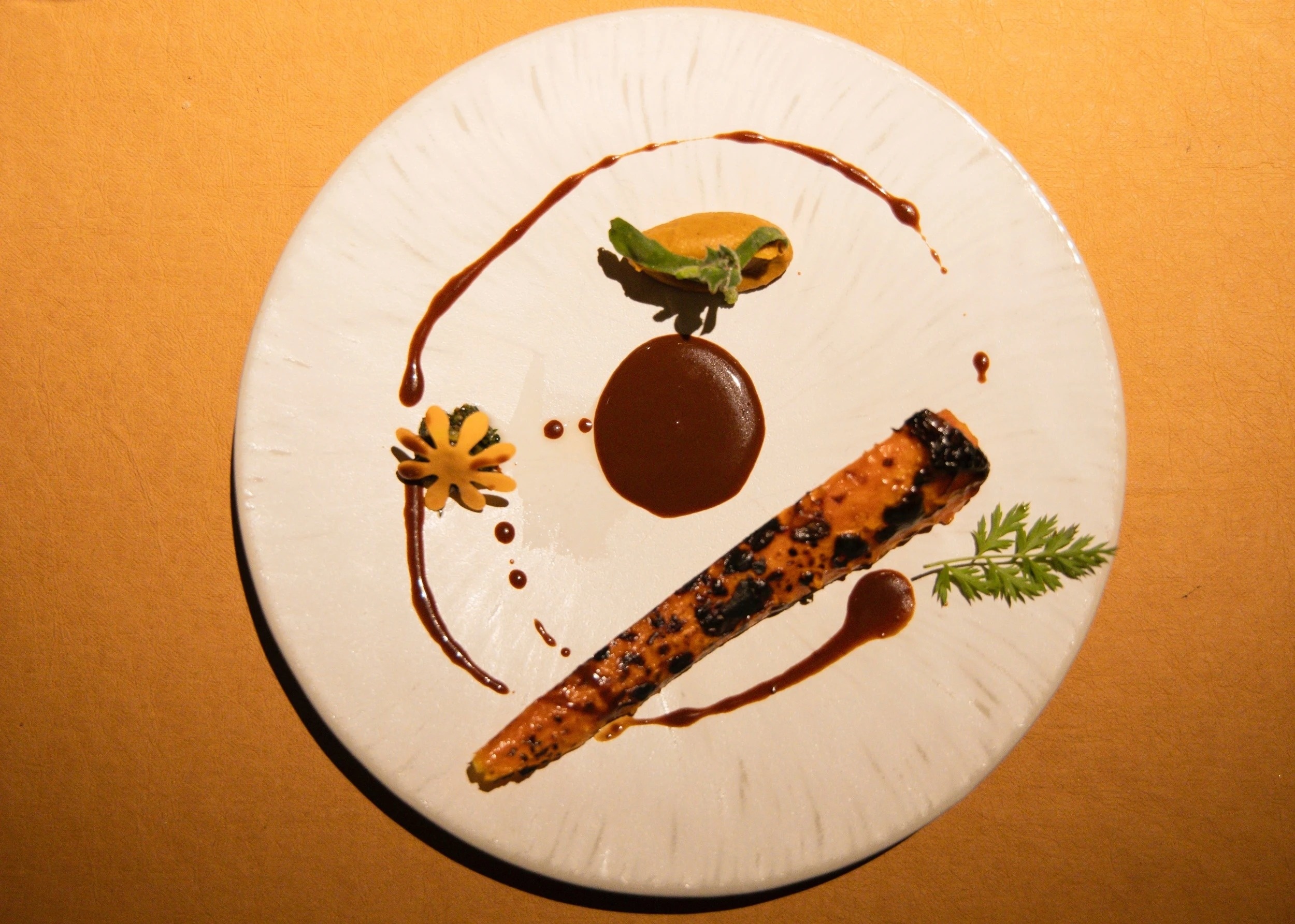 Muc dich cua chiec dia 'qua to' trong nha hang hinh anh