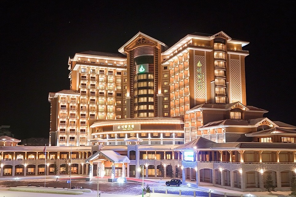 Trieu Tien khanh thanh loat khach san cao cap hinh anh