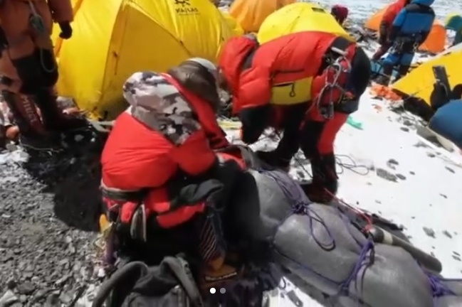 Canh giai cuu nha leo nui trong 'vung tu than' cua Everest hinh anh