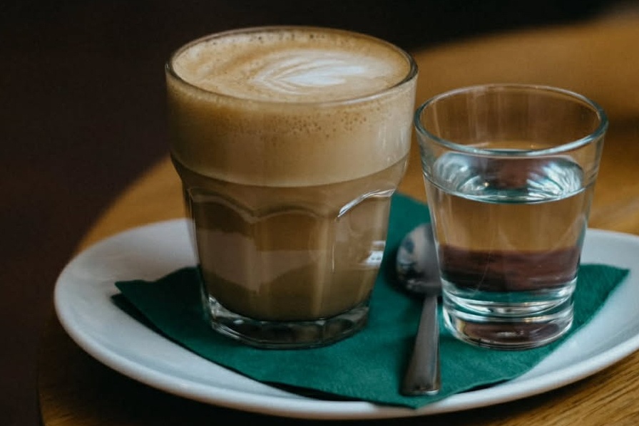 Vi sao quan ca phe phuc vu nuoc loc truoc khi mang do uong chinh? hinh anh