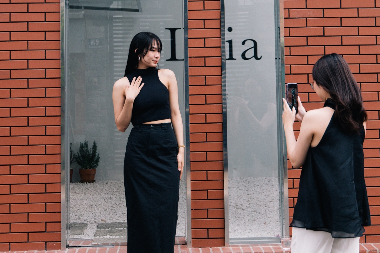 Khach vao quan ca phe thay 10 bo do chup anh hinh anh