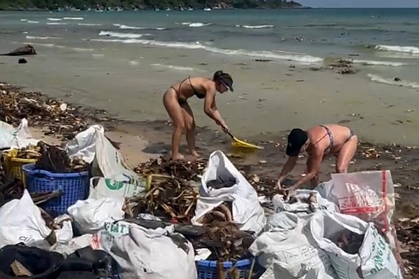 Rac day dac 2 bai bien Phu Quoc, khach khong dam tam hinh anh