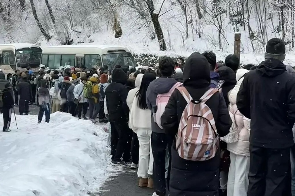 Hang tram du khach ket tren nui o Trung Quoc hinh anh
