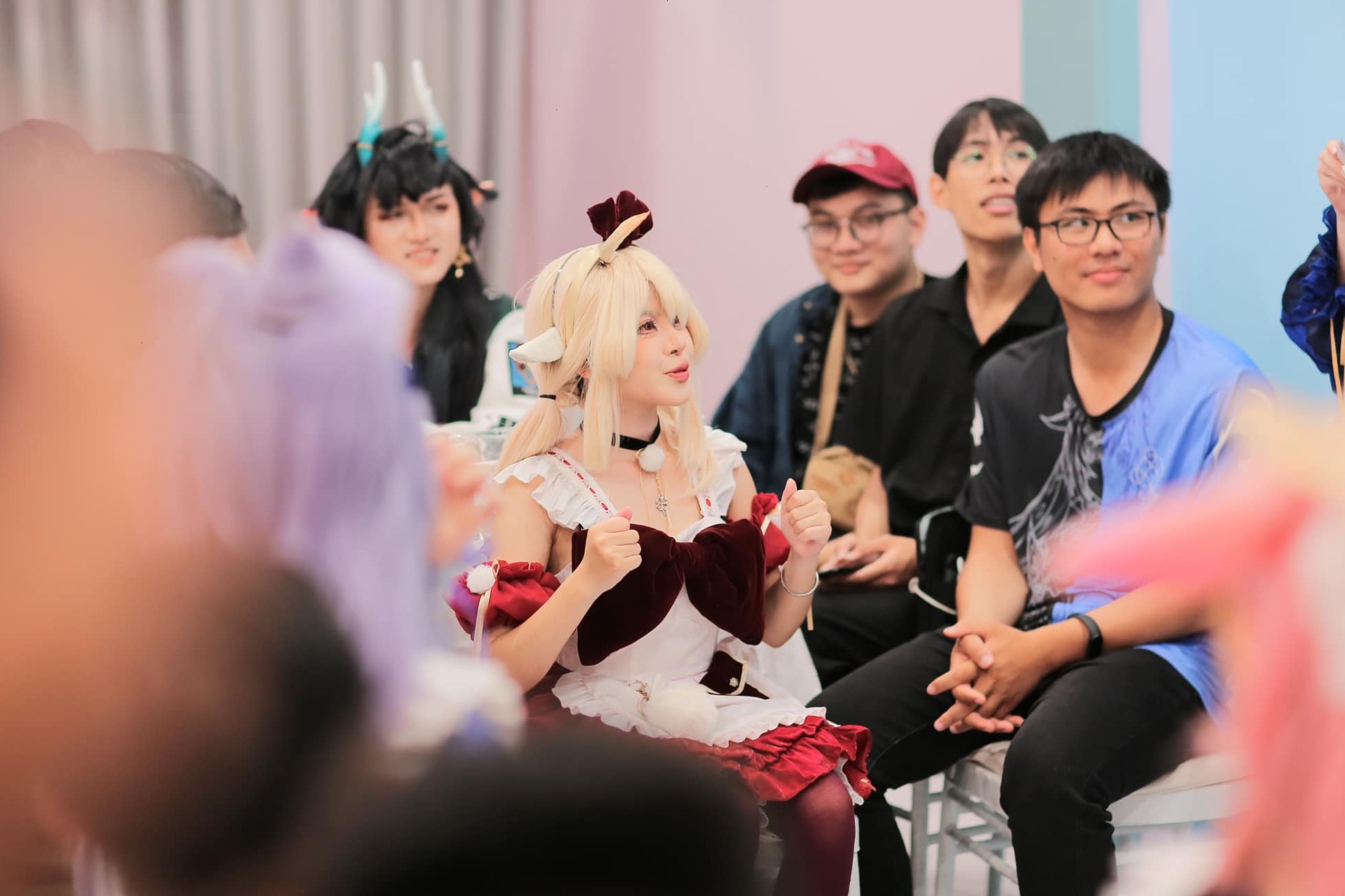 Quan ca phe 'hau gai', goi khach la 'cau chu' o Ha Noi hinh anh