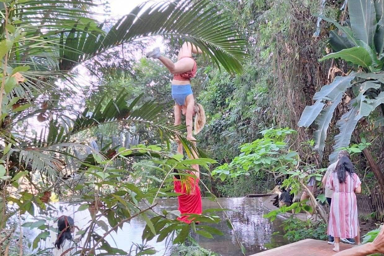 Du khach tap yoga nhao lon phan cam trong chua Thai Lan hinh anh