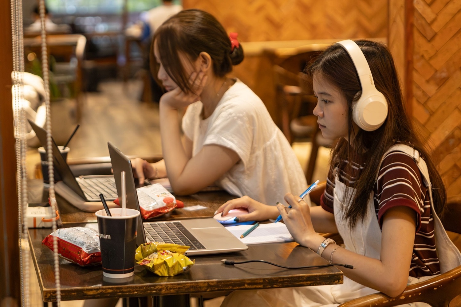 Vi sao nhieu quan ca phe chan ngan khach ngoi lau, 'om' laptop? hinh anh